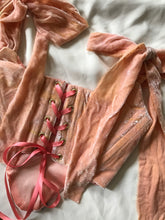 Cargar imagen en el visor de la galería, Peach silk velvet embroidery corset
